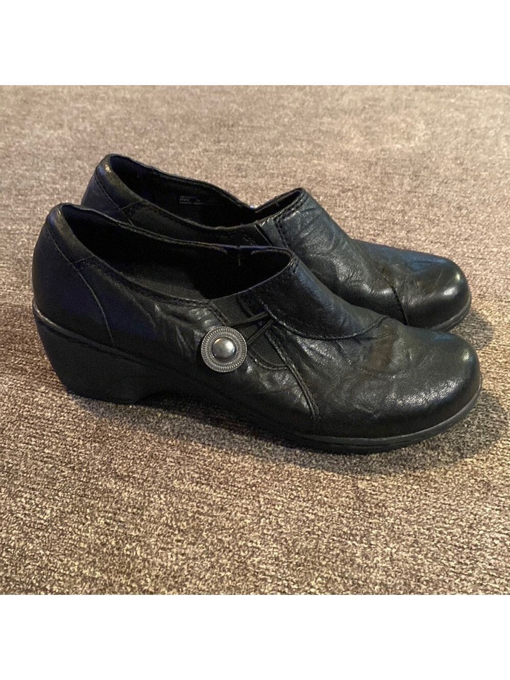 Clarks womens shoes; size 7 medium